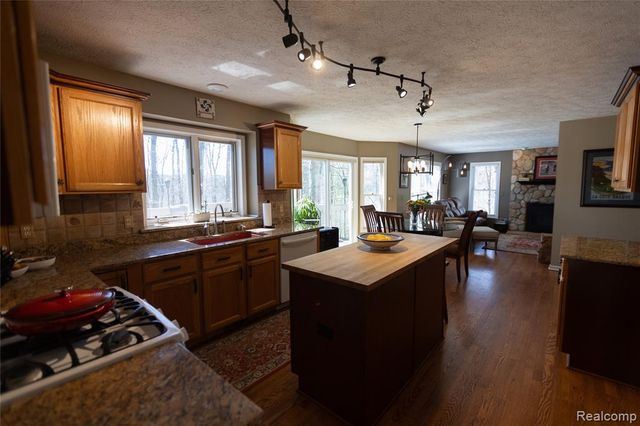 7988 Hillside Lakes Drive, Brighton, MI 48116