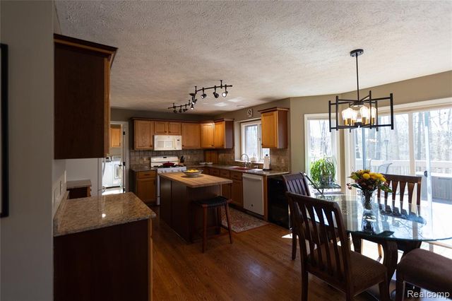 7988 Hillside Lakes Drive, Brighton, MI 48116