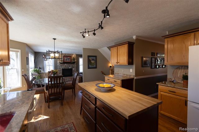 7988 Hillside Lakes Drive, Brighton, MI 48116