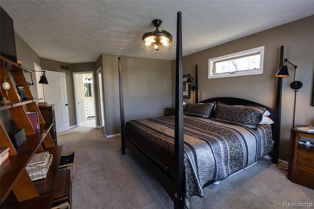 7988 Hillside Lakes Drive, Brighton, MI 48116