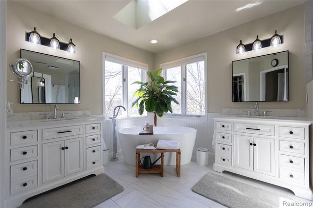 7988 Hillside Lakes Drive, Brighton, MI 48116