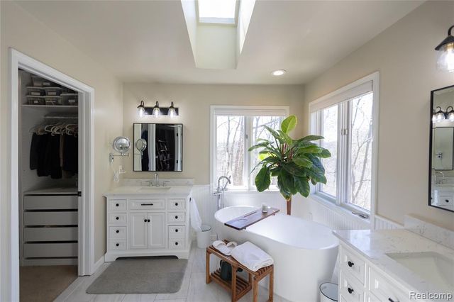 7988 Hillside Lakes Drive, Brighton, MI 48116