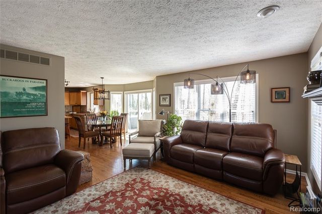 7988 Hillside Lakes Drive, Brighton, MI 48116