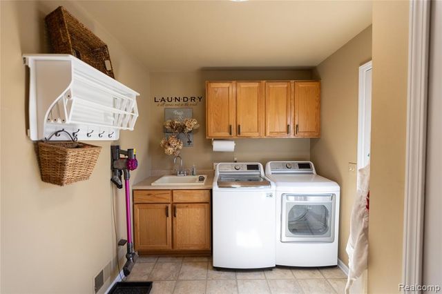7988 Hillside Lakes Drive, Brighton, MI 48116