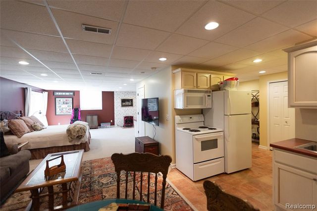 7988 Hillside Lakes Drive, Brighton, MI 48116