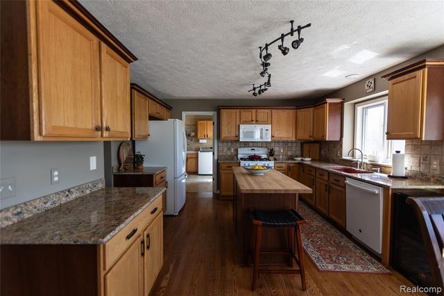 7988 Hillside Lakes Drive, Brighton, MI 48116
