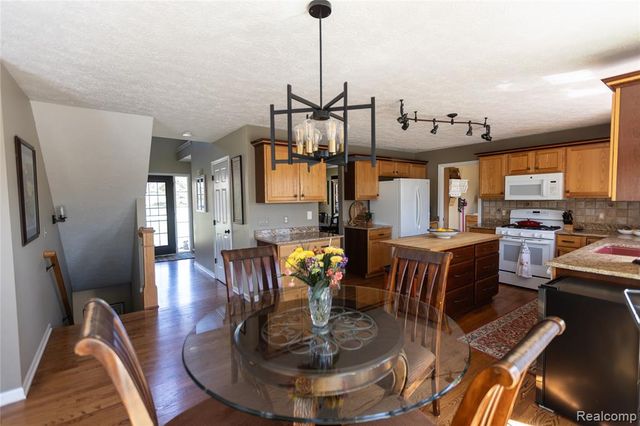 7988 Hillside Lakes Drive, Brighton, MI 48116