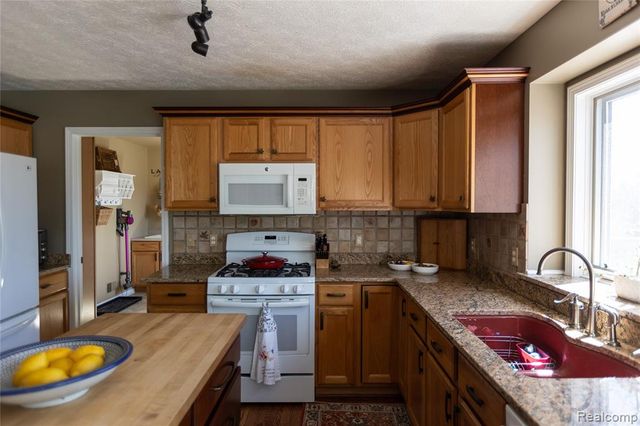 7988 Hillside Lakes Drive, Brighton, MI 48116