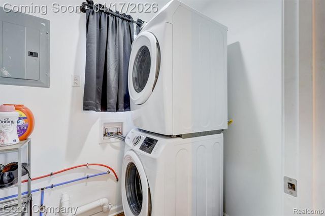 23067 Hazelwood Avenue, Hazel Park, MI 48030