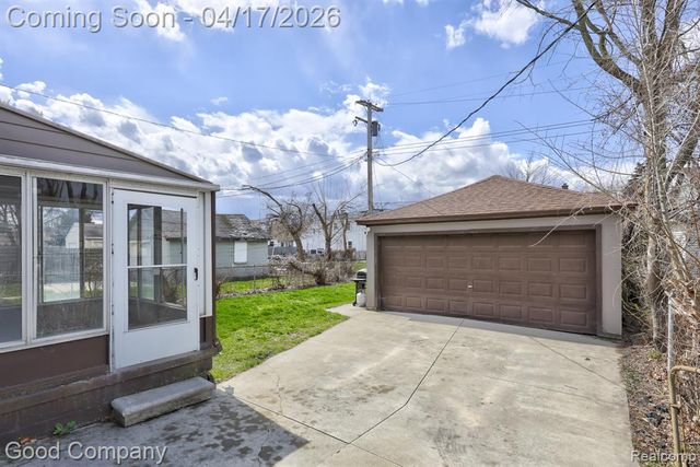 23067 Hazelwood Avenue, Hazel Park, MI 48030