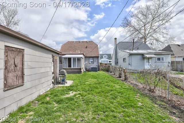 23067 Hazelwood Avenue, Hazel Park, MI 48030