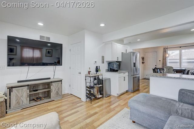 23067 Hazelwood Avenue, Hazel Park, MI 48030