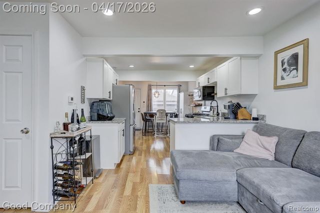 23067 Hazelwood Avenue, Hazel Park, MI 48030