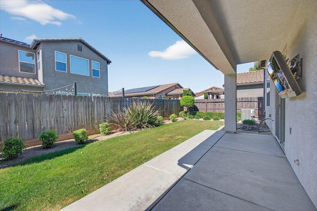 Image 45 of property listing at 1859 E Kroeker Avenue, Fresno, CA 93730