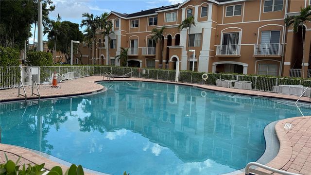 17720 NW 73rd Ave 105, Hialeah, FL 33015