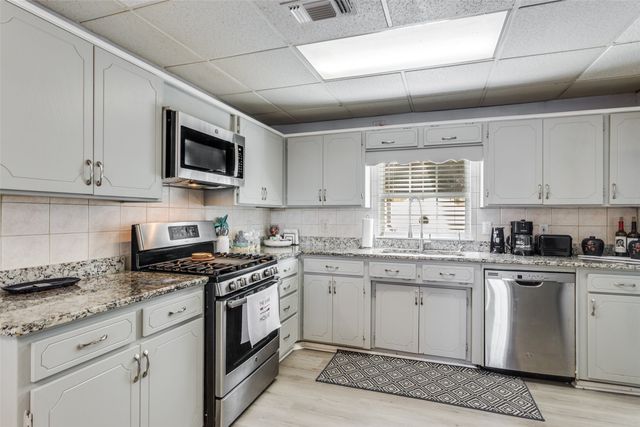 1152 W Lake Drive, Weatherford, TX 76087