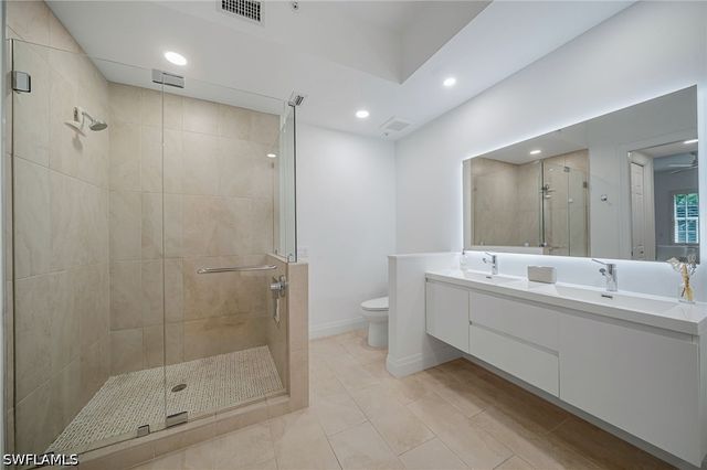 700 Bentwater CIR 103, Naples, FL 34108