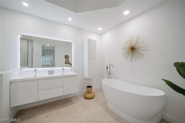 700 Bentwater CIR 103, Naples, FL 34108