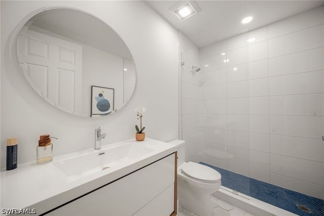 700 Bentwater CIR 103, Naples, FL 34108