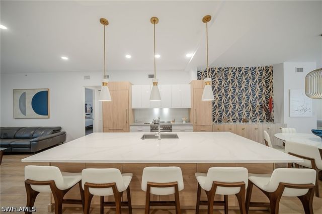 700 Bentwater CIR 103, Naples, FL 34108