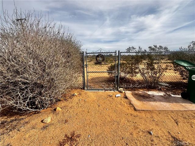 382 Bowman Trail, Landers, CA 92285