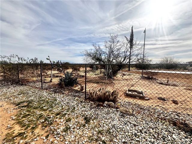 382 Bowman Trail, Landers, CA 92285