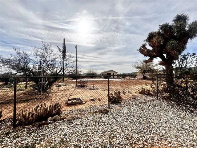 382 Bowman Trail, Landers, CA 92285