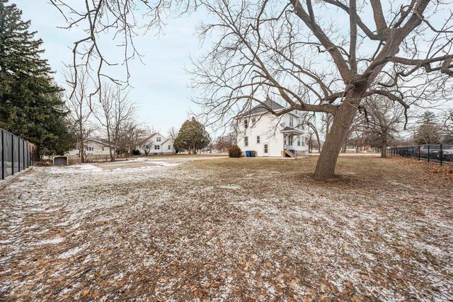 717 W SOUTH PARK AVENUE, Oshkosh, WI 54904