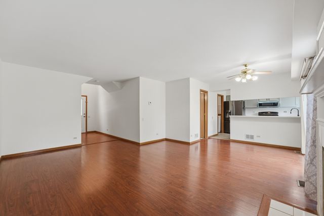 1404 W Sapphire Drive 1404, Hoffman Estates, IL 60192