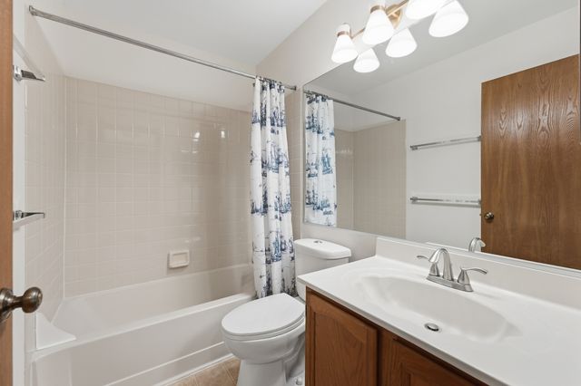 1404 W Sapphire Drive 1404, Hoffman Estates, IL 60192