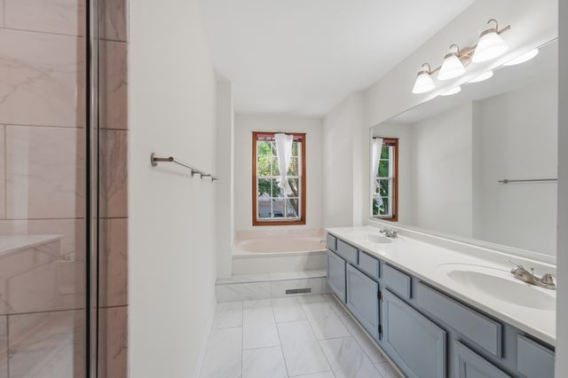 1404 W Sapphire Drive 1404, Hoffman Estates, IL 60192