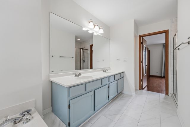 1404 W Sapphire Drive 1404, Hoffman Estates, IL 60192