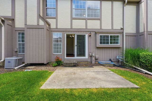 1404 W Sapphire Drive 1404, Hoffman Estates, IL 60192