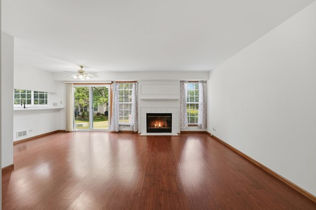 1404 W Sapphire Drive 1404, Hoffman Estates, IL 60192