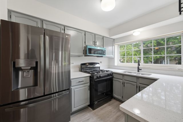 1404 W Sapphire Drive 1404, Hoffman Estates, IL 60192
