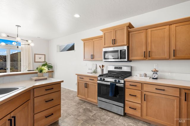 2413 W Foxglove Dr, Nampa, ID 83686