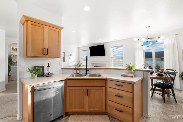 2413 W Foxglove Dr, Nampa, ID 83686