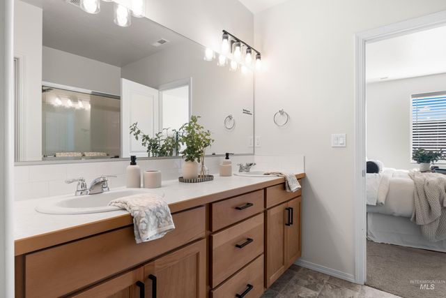 2413 W Foxglove Dr, Nampa, ID 83686