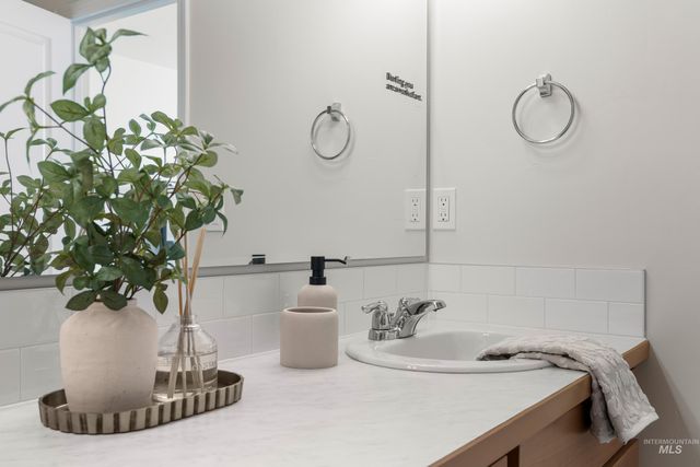 2413 W Foxglove Dr, Nampa, ID 83686