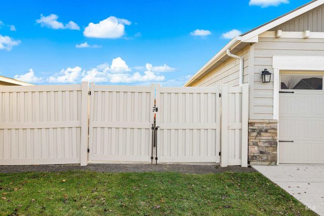 2413 W Foxglove Dr, Nampa, ID 83686