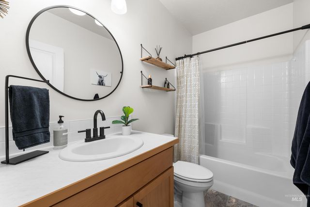 2413 W Foxglove Dr, Nampa, ID 83686