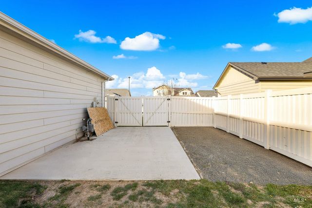 2413 W Foxglove Dr, Nampa, ID 83686