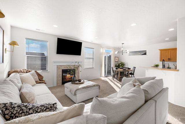 2413 W Foxglove Dr, Nampa, ID 83686