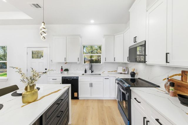 109 Kawainui LN, Bastrop, TX 78602