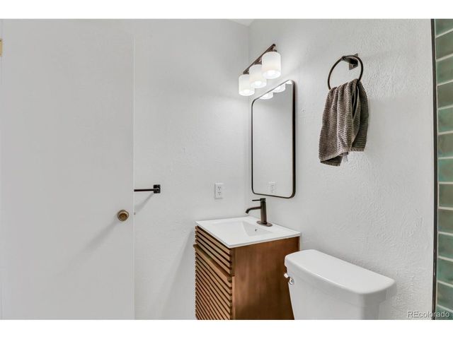 1329 S Chambers Cir B, Aurora, CO 80012