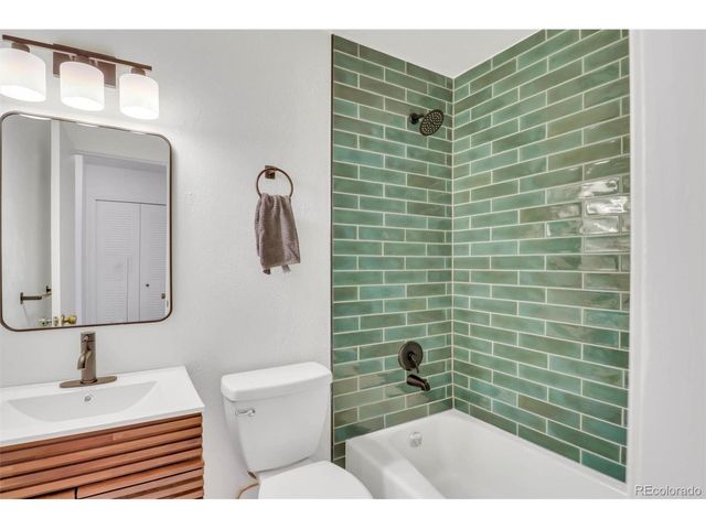 1329 S Chambers Cir B, Aurora, CO 80012
