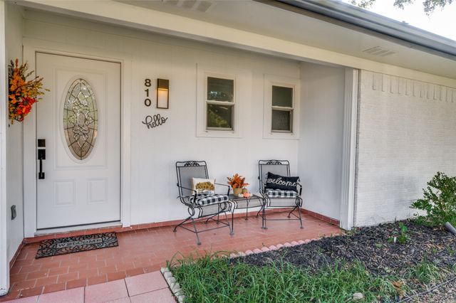 810 Darnell Avenue, Benbrook, TX 76126