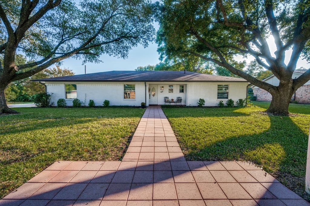 810 Darnell Avenue, Benbrook, TX 76126