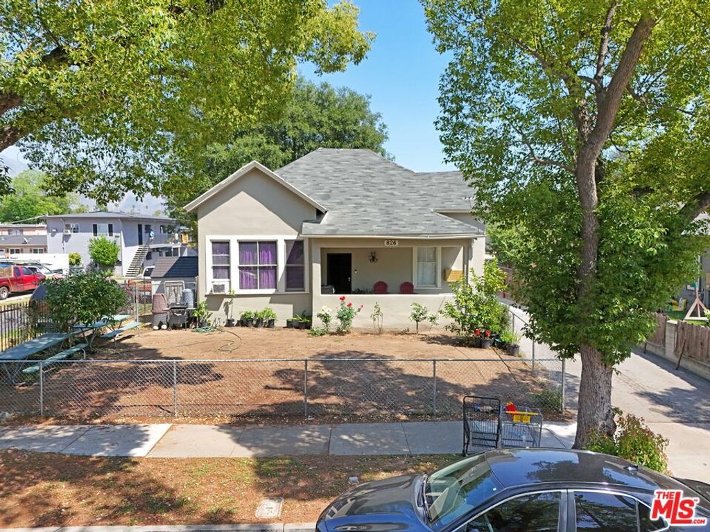 Image 2 of property listing at 826 N Summit Avenue, Pasadena, CA 91103