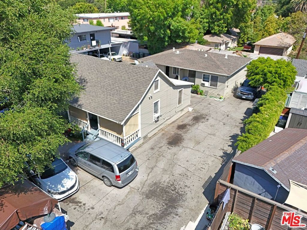 Image 3 of property listing at 826 N Summit Avenue, Pasadena, CA 91103